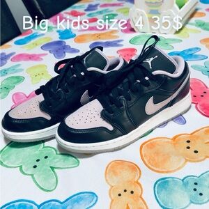 Nike Low-Top Sneakers in Black and Light Pink